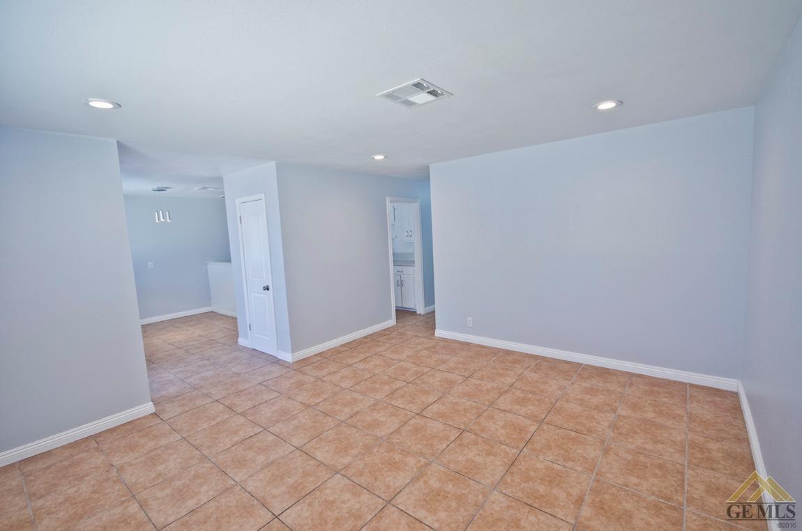 911 Sandra Drive Bakersfield, CA 93304 - Photo 3 of 31