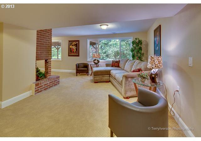 4933 Southwest 18th Place Portland, OR 97239 - Photo 14 of 16