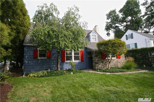 30 Mitchell Road Port Washington, NY 11050 - Photo 1 of 19