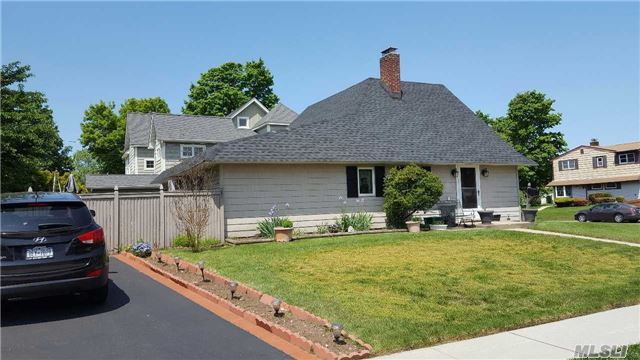 4 Blacksmith Road Levittown, NY 11756 - Photo 2 of 9