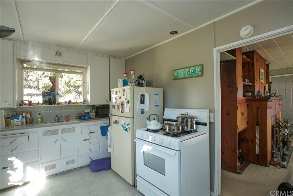 271 High Drive Laguna Beach, CA 92651 - Photo 6 of 12 Upstairs Unit's Kitchen