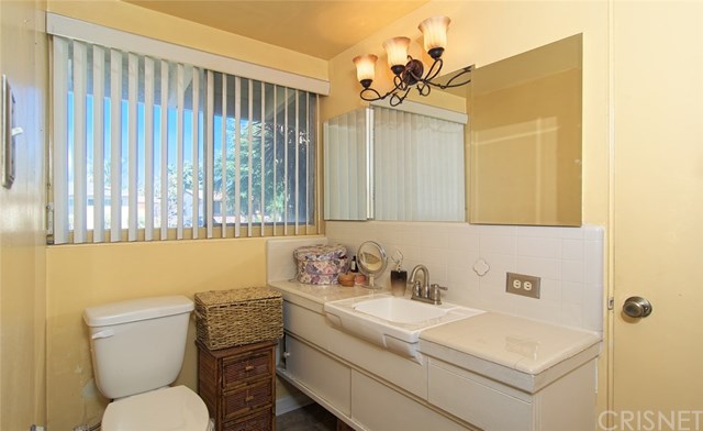 20448 Eccles Street Winnetka, CA 91306 - Photo 15 of 18