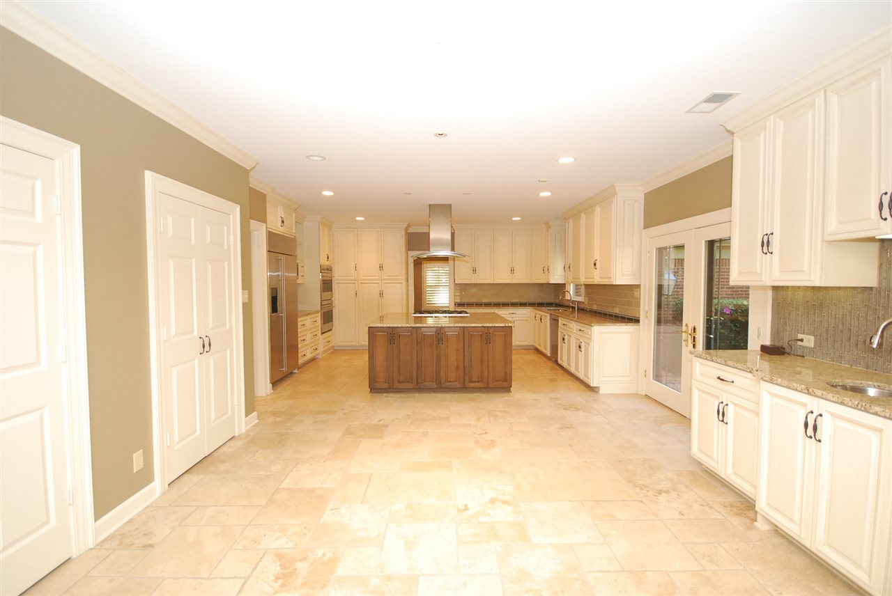 1065 Tides Ridge Cove Memphis, TN 38120 - Photo 10 of 25 15x11 Breakfast room open to kitchen and den, featuring built in wet bar area. The floors through out this area are lime stone.