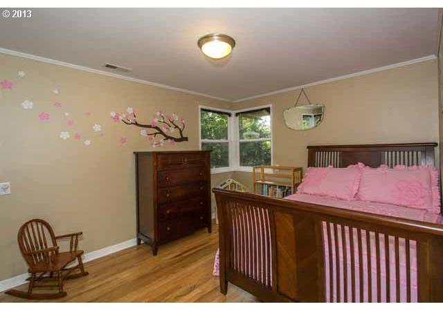 4525 Southwest 39th Drive Portland, OR 97221 - Photo 9 of 16 Gallery Image 9