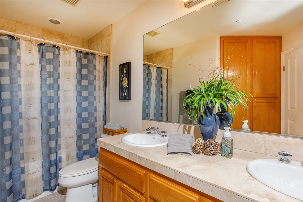 449 Ocean View Avenue Encinitas, CA 92024 - Photo 18 of 23 2nd story bathroom with double sinks and tiled tub/shower