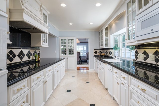 1437 La Perla Avenue Long Beach, CA 90815 - Photo 11 of 43 Access to the dining room from kitchen.