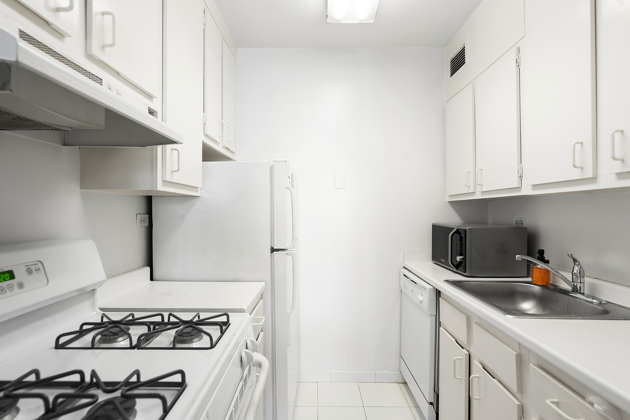 200 East 72nd Street, Unit 18D Manhattan, NY 10021 - Photo 4 of 5