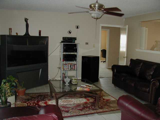 4332 Sidney Road Memphis, TN 38116 - Photo 4 of 9 Huge great room with ceramic tile floors.