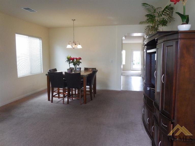 2220 Sosa Drive Bakersfield, CA 93313 - Photo 4 of 25