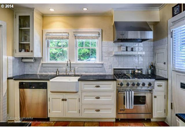 2582 Southwest Arden Road Portland, OR 97201 - Photo 7 of 16