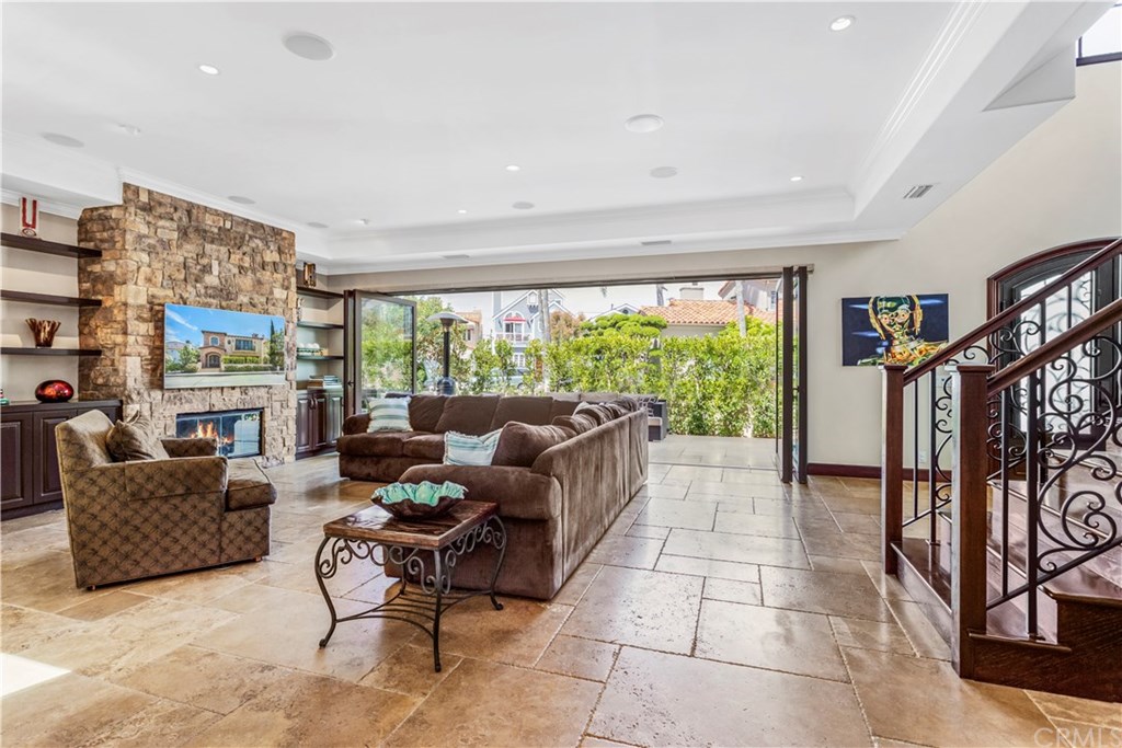 70 Giralda Walk Long Beach, CA 90803 - Photo 6 of 27