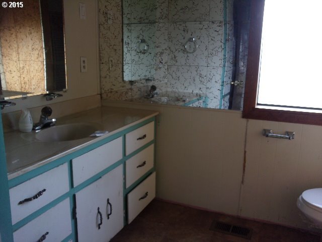 195 Cobb Street Dillard, OR 97432 - Photo 4 of 11 Gallery Image 4
