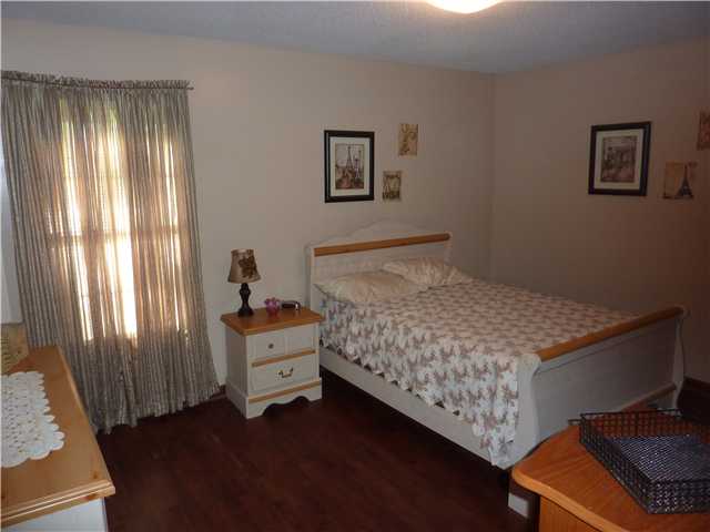 7337 Isherwood Road Memphis, TN 38125 - Photo 5 of 10 Large 3rd bedroom with wood laminate floors and neutral colors