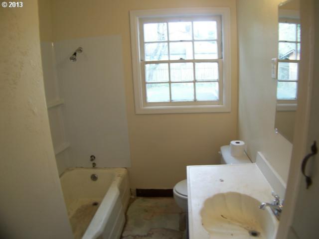 9009 Southeast Reedway Street Portland, OR 97266 - Photo 6 of 15 Gallery Image 6