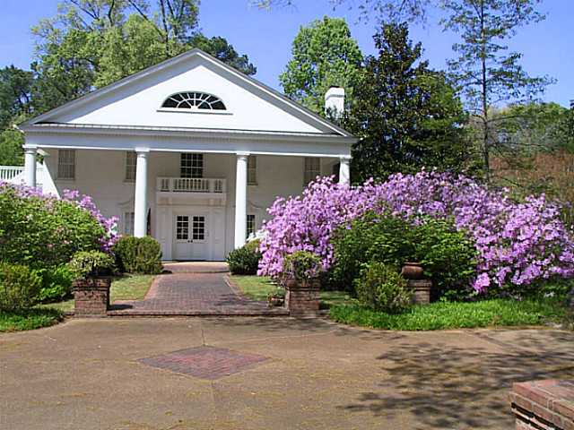 4228 Gwynne Road Memphis, TN 38117 - Photo 25 of 25 In the Spring!