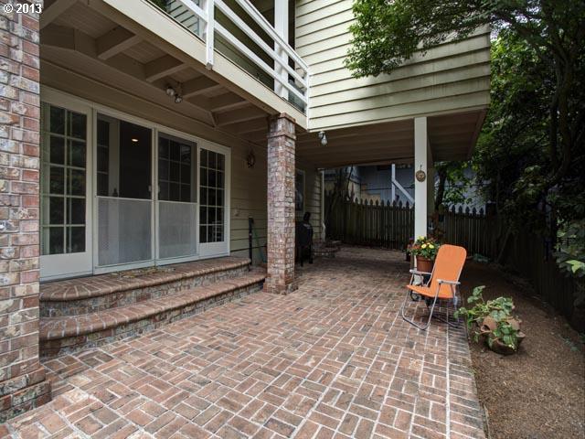 743 Southwest Chestnut Street Portland, OR 97219 - Photo 8 of 16 Gallery Image 8