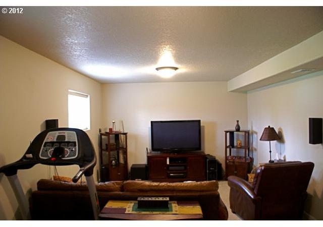 12665 Southwest Rita Drive Beaverton, OR 97005 - Photo 5 of 16 Gallery Image 5