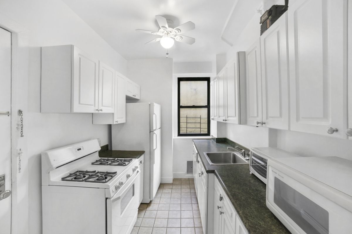 240 West 75th Street, Unit 4D Manhattan, NY 10023 - Photo 3 of 10