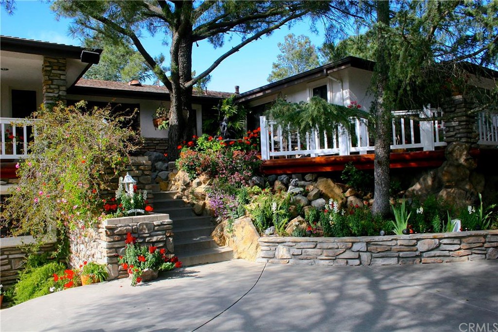 10420 Verdugo Road Fallbrook, CA 92028 - Photo 1 of 1 Welcoming entry.