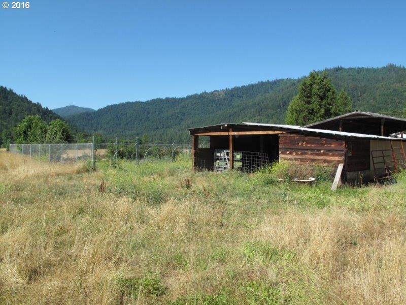 498 Pine Grove Road Rogue River, OR 97537 - Photo 8 of 20