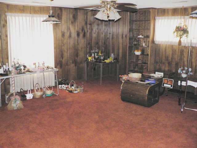 3301 Benjestown Road Memphis, TN 38127 - Photo 2 of 8 HUGE Den You Can Relax In After a Hard Day at Work!