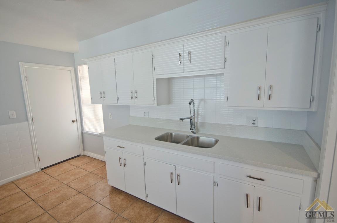 911 Sandra Drive Bakersfield, CA 93304 - Photo 7 of 31