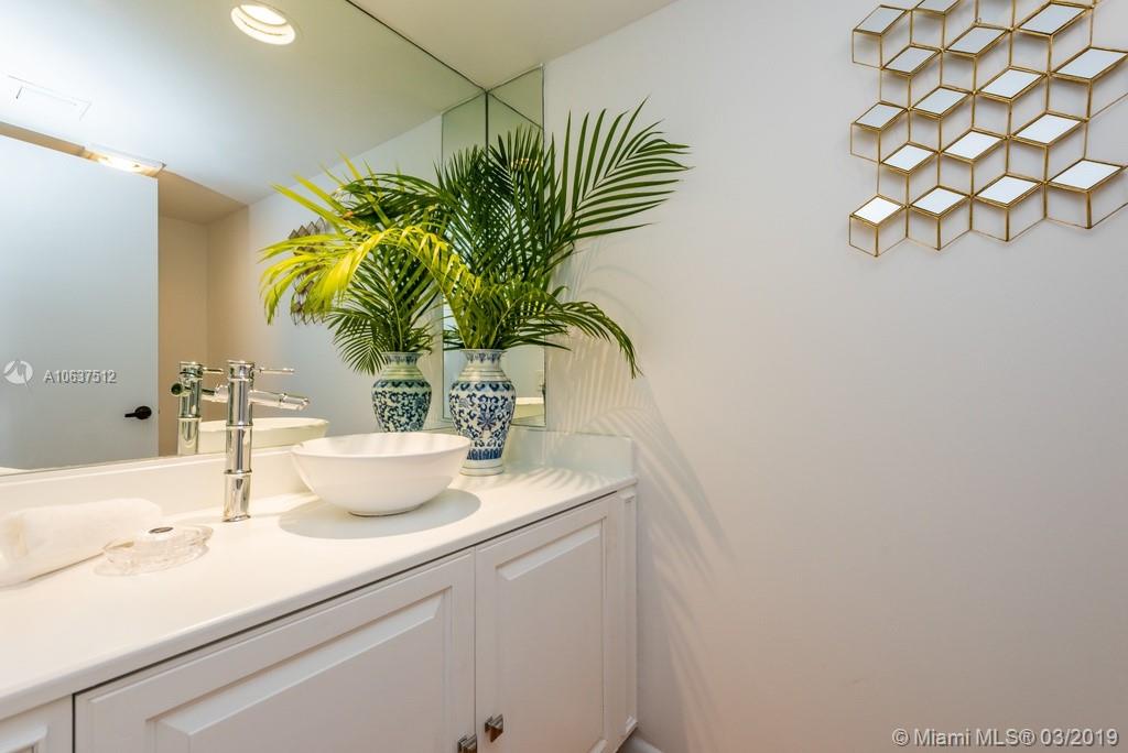 520 Brickell Key Drive, Unit APH00 Miami, FL 33131 - Photo 36 of 48