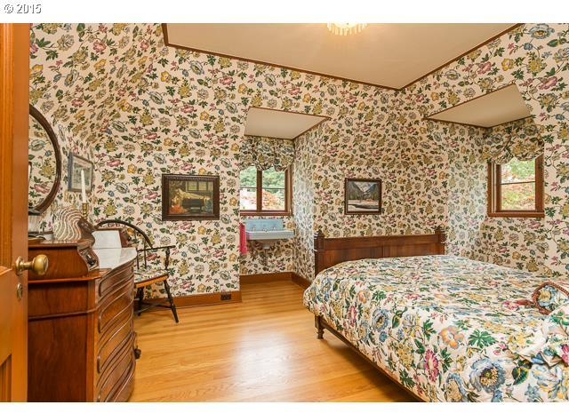 4220 Southwest Strathfell Lane Portland, OR 97221 - Photo 10 of 16 Gallery Image 10
