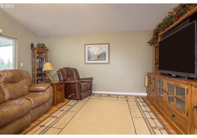 240 Village Drive Winchester, OR 97495 - Photo 6 of 19