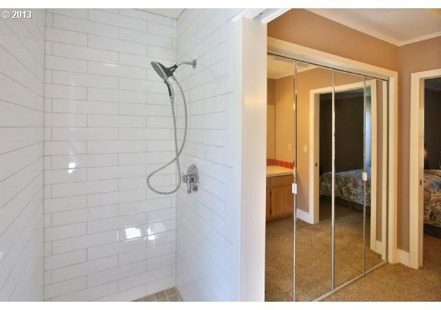 243 Southwest Palatine Hill Road Portland, OR 97219 - Photo 6 of 16 Gallery Image 6