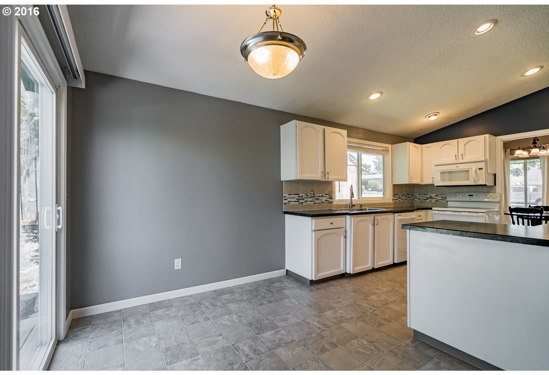 555 Southwest Willowbrook Drive Gresham, OR 97080 - Photo 7 of 29 Gallery Image 7