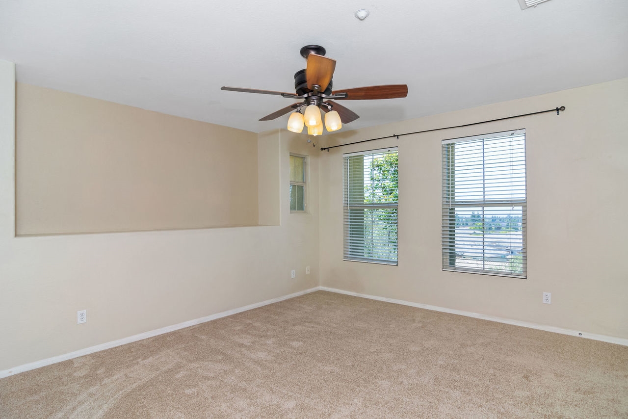 2220 Huntington Point Road, Unit 36 Chula Vista, CA 91914 - Photo 15 of 24 large master bedroom