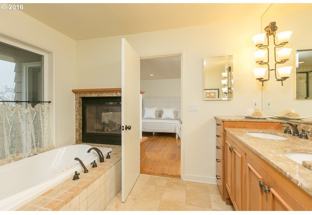 4155 Southwest Dosch Road Portland, OR 97239 - Photo 15 of 31
