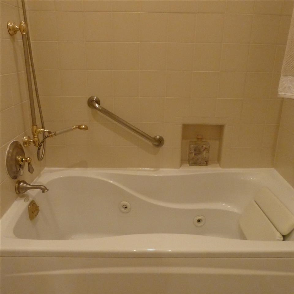 6859 Neshoba Road Memphis, TN 38120 - Photo 18 of 24 Second full bath updated with Jacuzzi tub, tile flooring & newer cabinetry with granite!