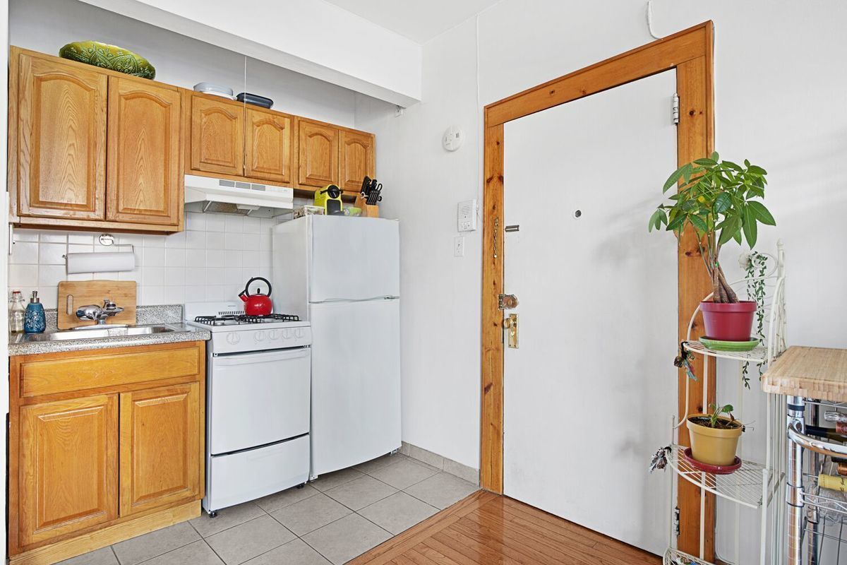 16 Abingdon Square, Unit 3B Manhattan, NY 10014 - Photo 4 of 5