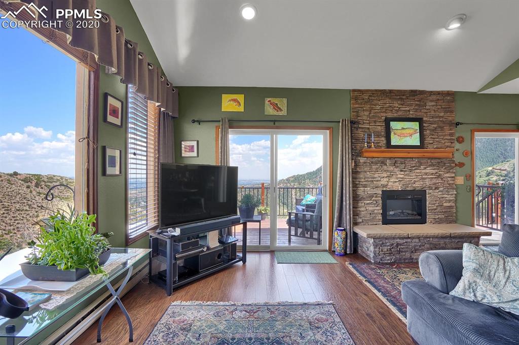 947 Oak Ridge Road Manitou Springs, CO 80829 - Photo 29 of 36 Lots of natural light