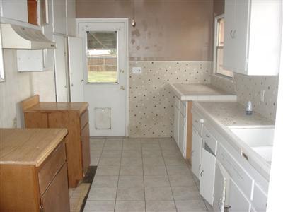 2710 Brenda Place Bakersfield, CA 93307 - Photo 5 of 15