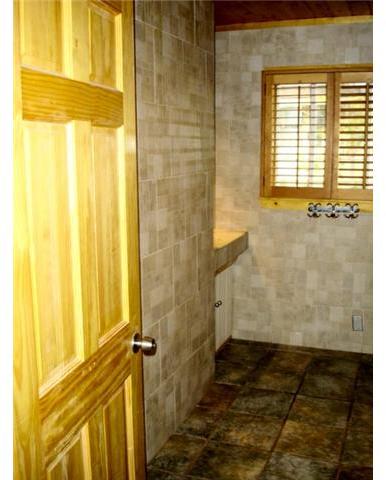 3219 South Mission Road Fallbrook, CA 92028 - Photo 13 of 24 Entryway to master bath