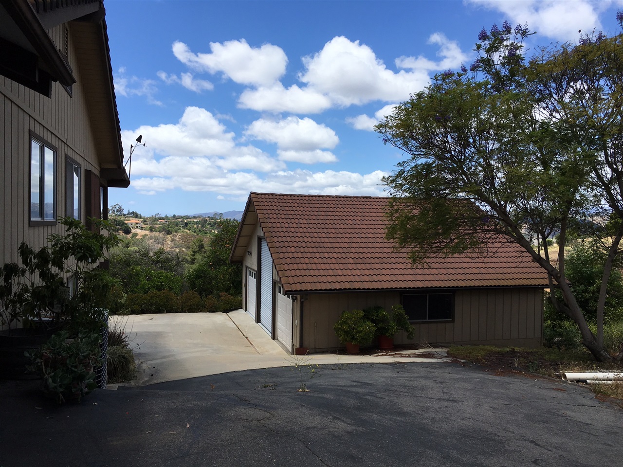 2202 M And R Ranch Road Fallbrook, CA 92028 - Photo 21 of 25 GARAGE and parking areas.