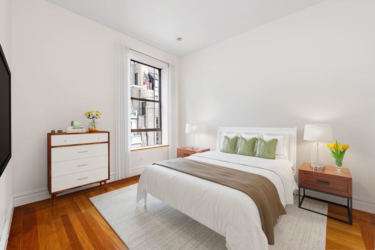 154 West 70th Street, Unit 9M Manhattan, NY 10023 - Photo 2 of 13