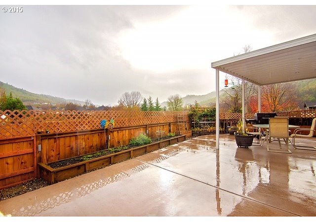 240 Village Drive Winchester, OR 97495 - Photo 13 of 19