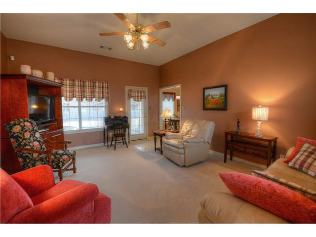 1371 River Ridge Drive Collierville, TN 38017 - Photo 3 of 25 The Great room offers a refreshing neutral pallet with carpet so clean...these folks do not wear their outdoor shoes in the home, so you get the benefit of great flooring: just like new!