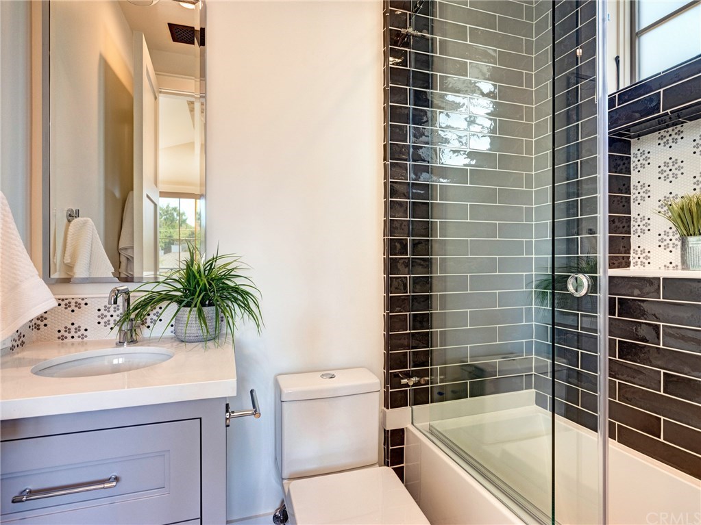 559 31st Street Manhattan Beach, CA 90266 - Photo 35 of 49 En-suite bathroom with shower/tub combo (Juliet balcony room).