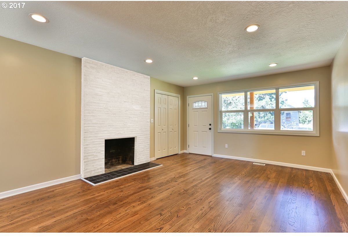 9804 Southeast Reedway Street Portland, OR 97266 - Photo 6 of 32 Gallery Image 6
