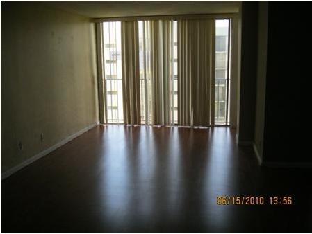 16919 North Bay Road, Unit 815 Miami, FL 33160 - Photo 4 of 10