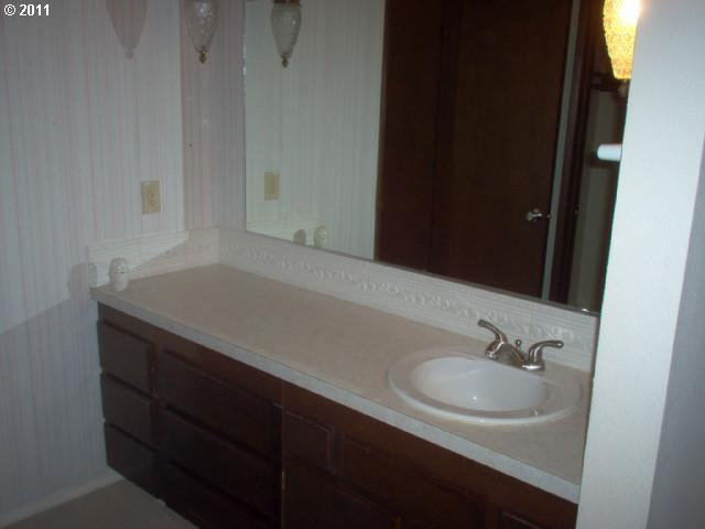 950 Evergreen Road, Unit 206 Woodburn, OR 97071 - Photo 5 of 9 Gallery Image 5