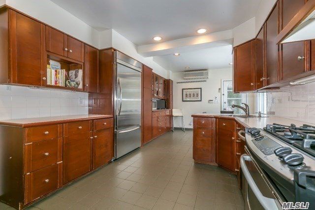 4 Larch Drive Great Neck, NY 11021 - Photo 6 of 20