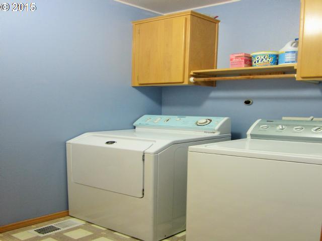 1805 Northeast Gertz Road Portland, OR 97211 - Photo 8 of 16 Gallery Image 8