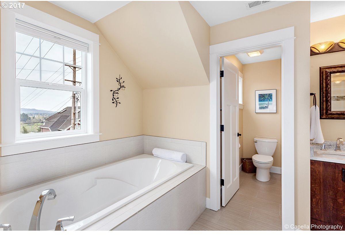 7553 Southwest Kelly Avenue Portland, OR 97219 - Photo 13 of 24 Gallery Image 13