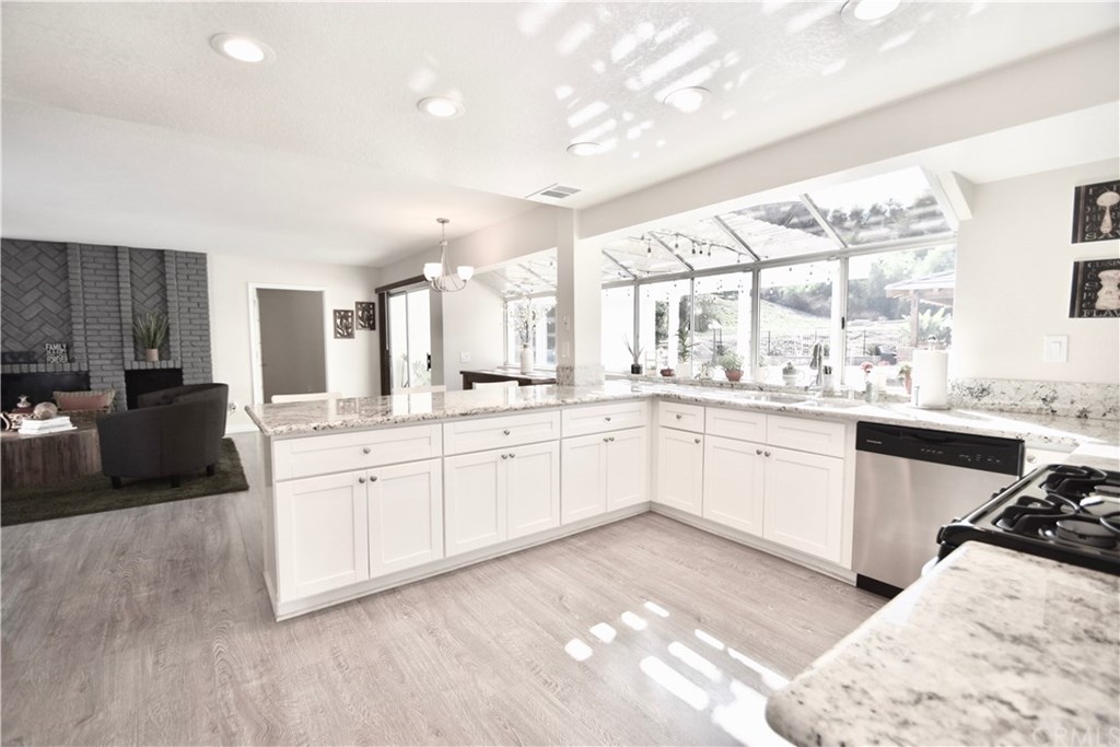 11488 Victoria Avenue Riverside, CA 92503 - Photo 8 of 41